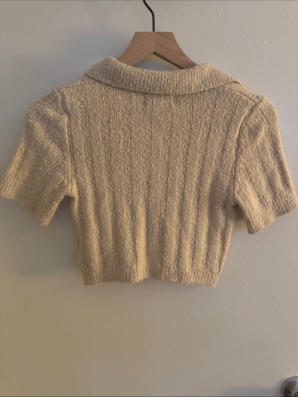 Urban Outfitters Cream Textured V-Neck Short Sleeve Crop Top - Picture 3 of 3